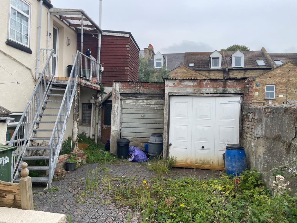Lot: 93 - FREEHOLD STATUTORY INVESTMENT PLUS VACANT STORE AND GARAGE WITH OUTSIDE SPACE - Garage and Outside Space